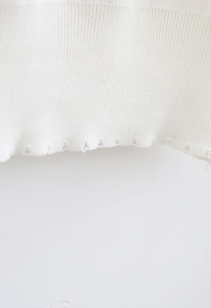 Strickoberteil mit Rundhalsausschnitt und Perlenbesatz in Weiß