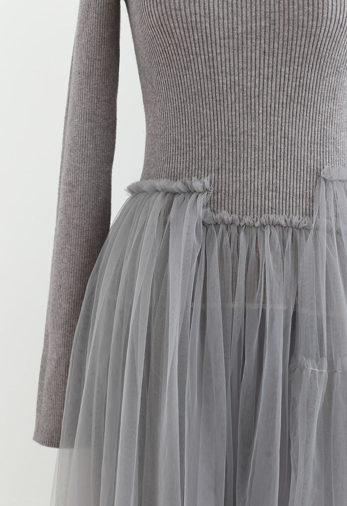 Gestricktes, asymmetrisches, mehrlagiges Mesh-Kleid mit Spleißen in Grau