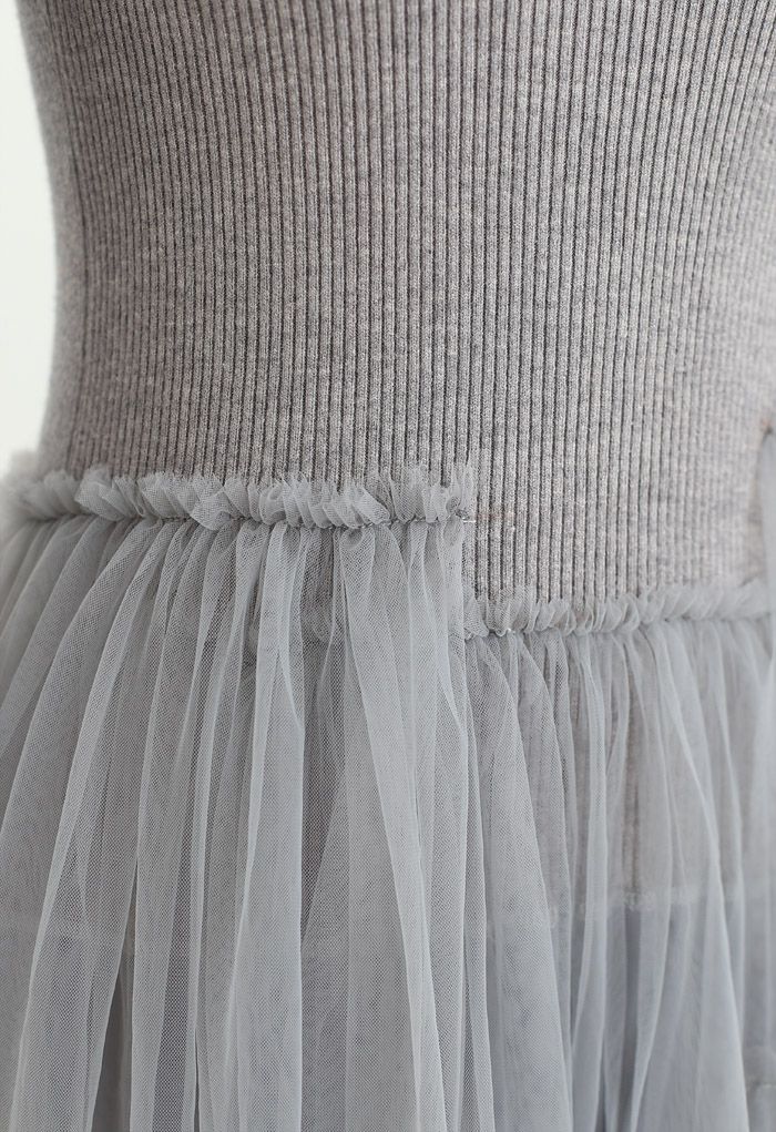 Gestricktes, asymmetrisches, mehrlagiges Mesh-Kleid mit Spleißen in Grau