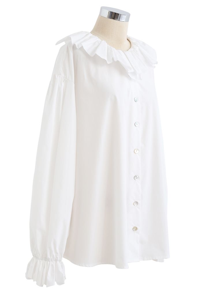 Geknöpftes lockeres Hemd mit Rüschenhalsausschnitt in Weiß