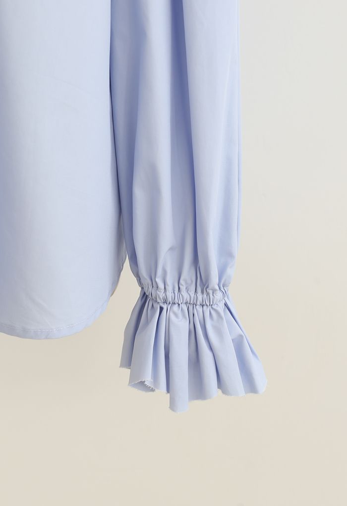 Geknöpftes lockeres Hemd mit Rüschenhalsausschnitt in Blau