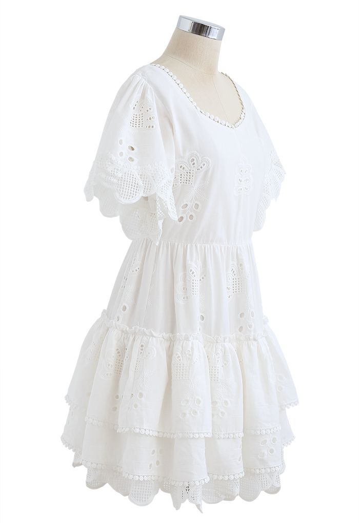 Kleid aus Baumwolle mit bestickten Ösen und herzförmigem Ausschnitt