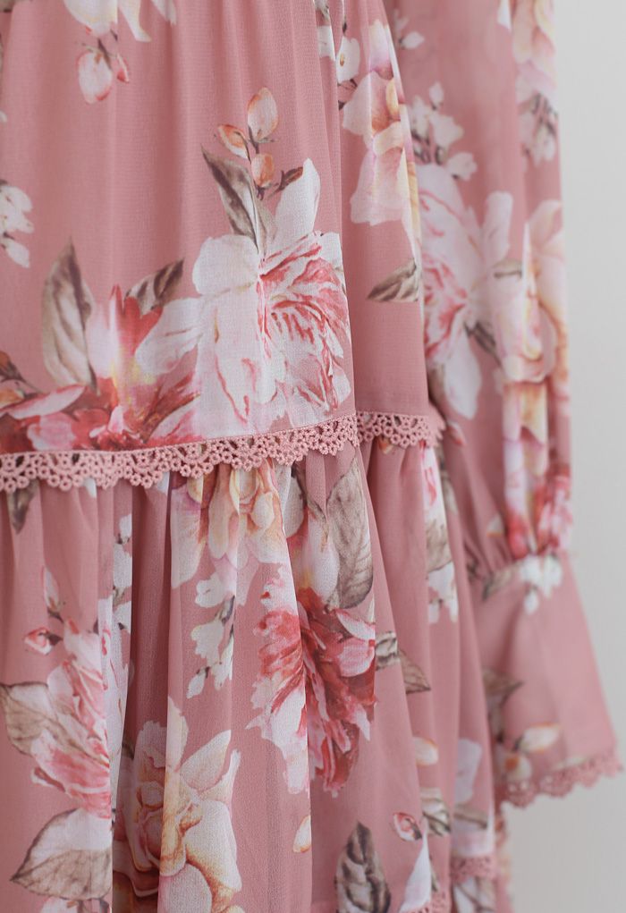 Chiffon-Kleid mit Blumenmuster und Häkelbesatz in Rosa