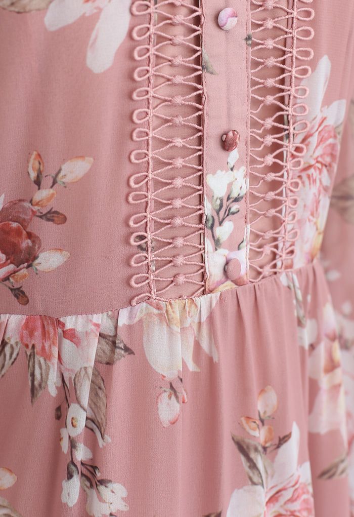 Chiffon-Kleid mit Blumenmuster und Häkelbesatz in Rosa