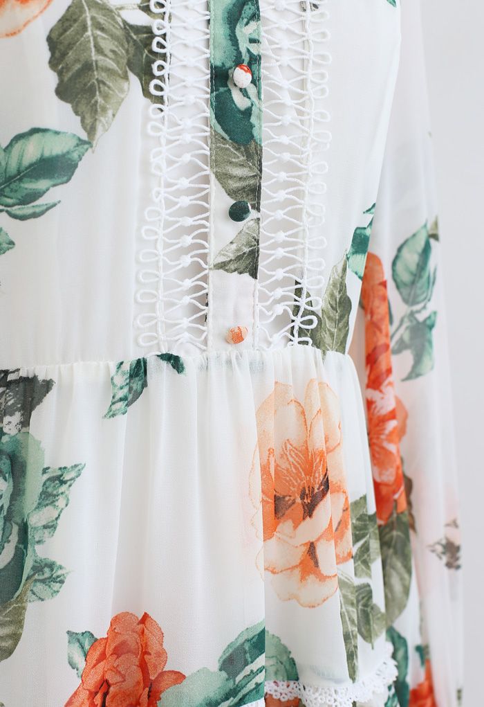 Chiffon-Kleid mit Blumenmuster und Häkelbesatz in Weiß
