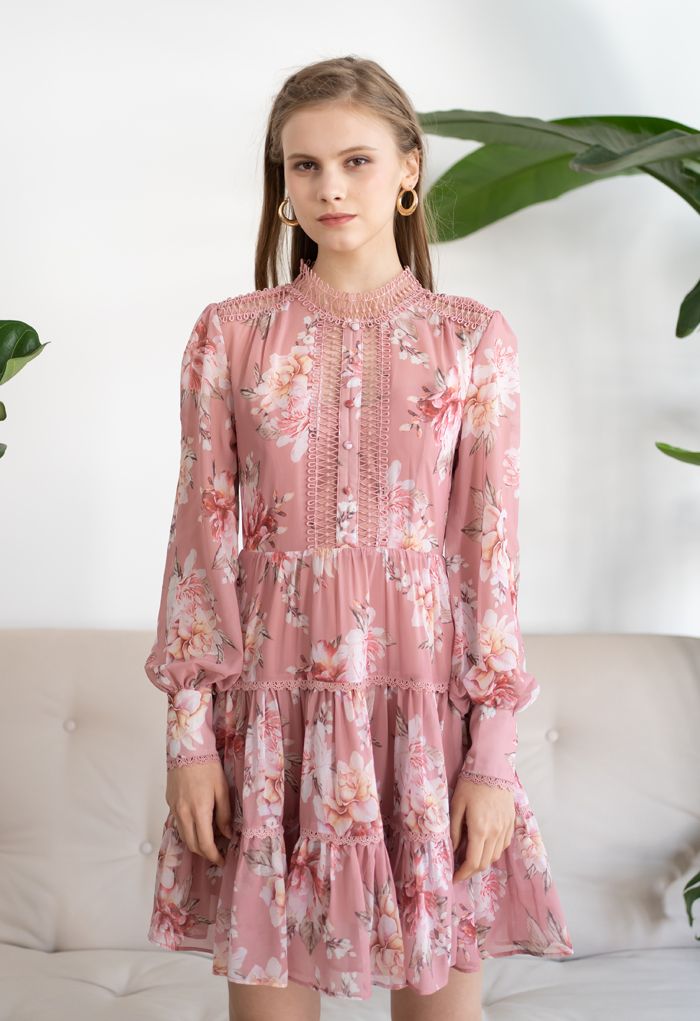Chiffon-Kleid mit Blumenmuster und Häkelbesatz in Rosa - Retro, Indie and  Unique Fashion