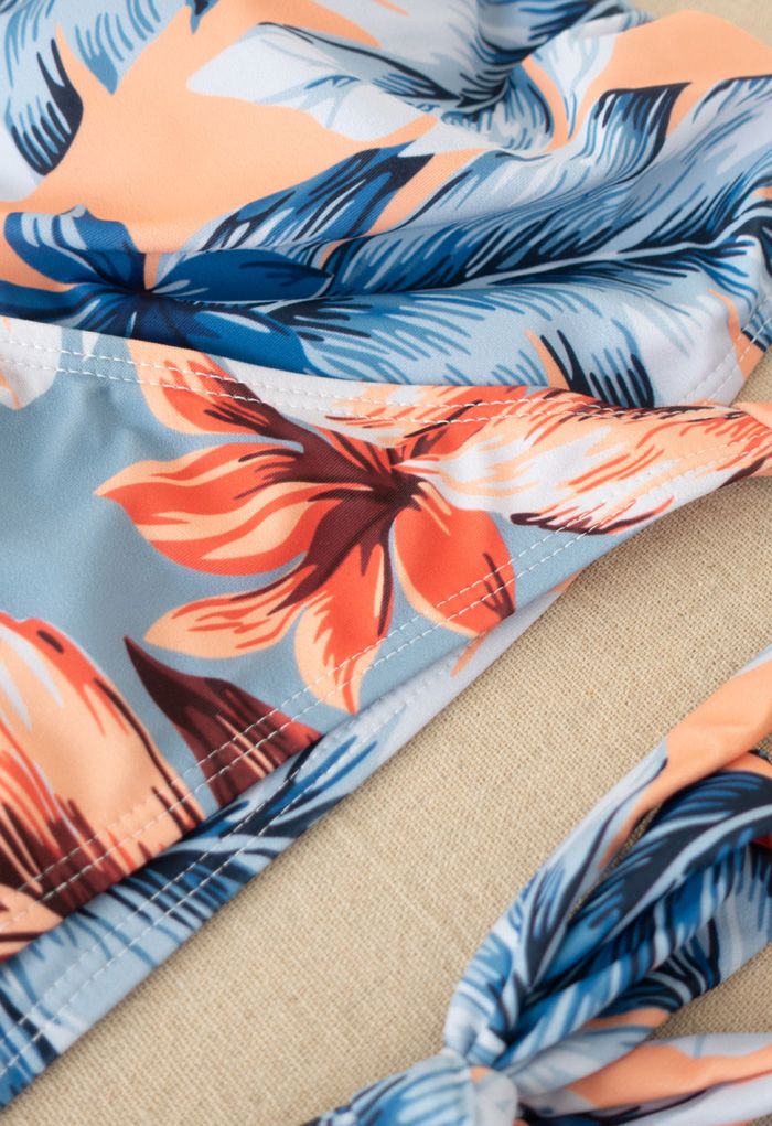 Eingewickeltes Bikini-Set mit tropischen Blättern