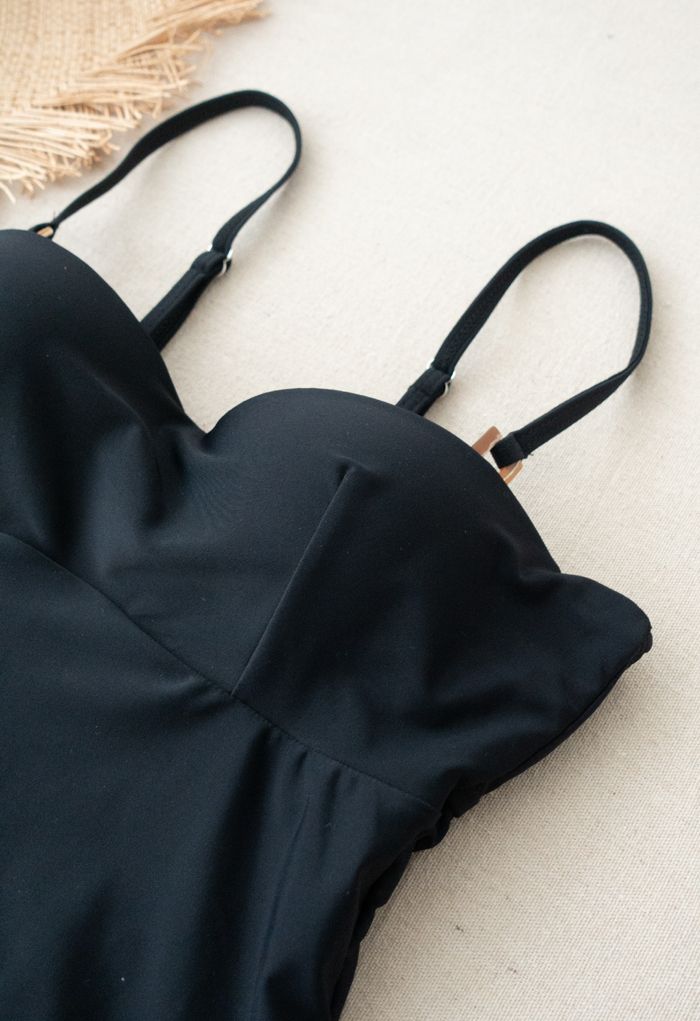 Einteiliger Badeanzug mit offenem Rücken in Schwarz