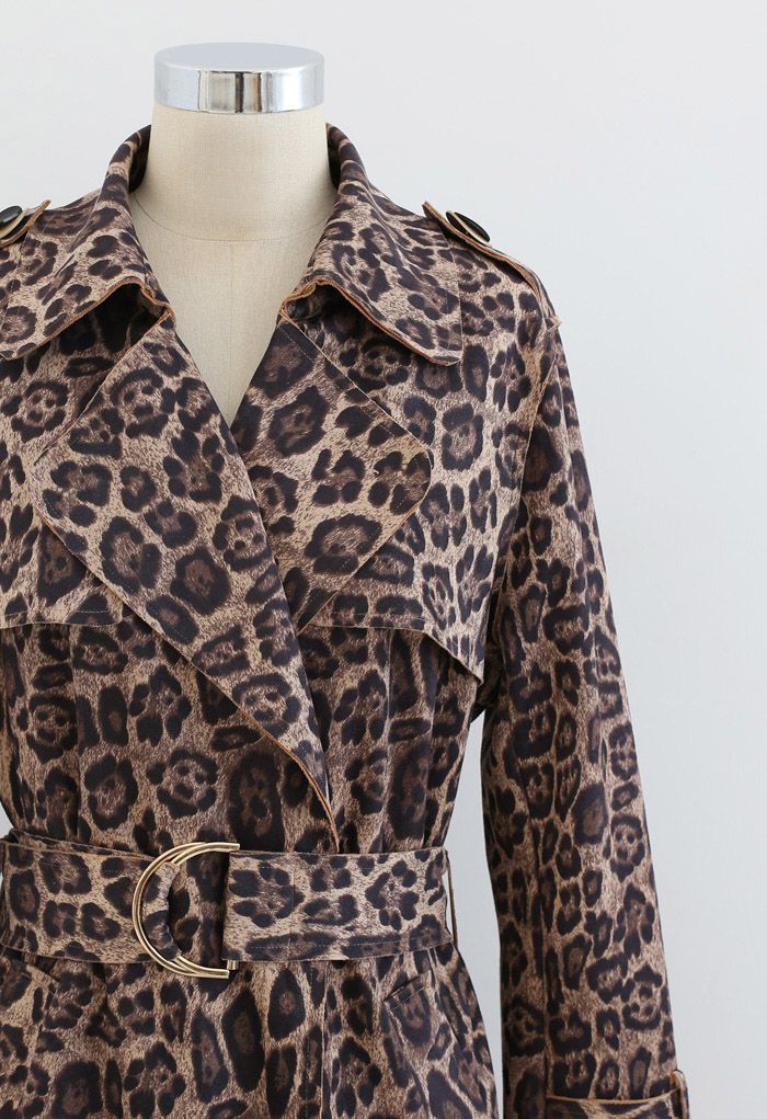 Langer, geteilter Mantel aus Wildleder mit Gürtel und Leopardenmuster