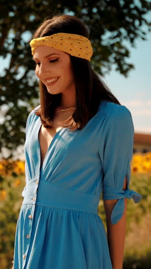 Summer Edition Pfirsichfarbenes Kleid mit V-Ausschnitt und Knopfverschluss.