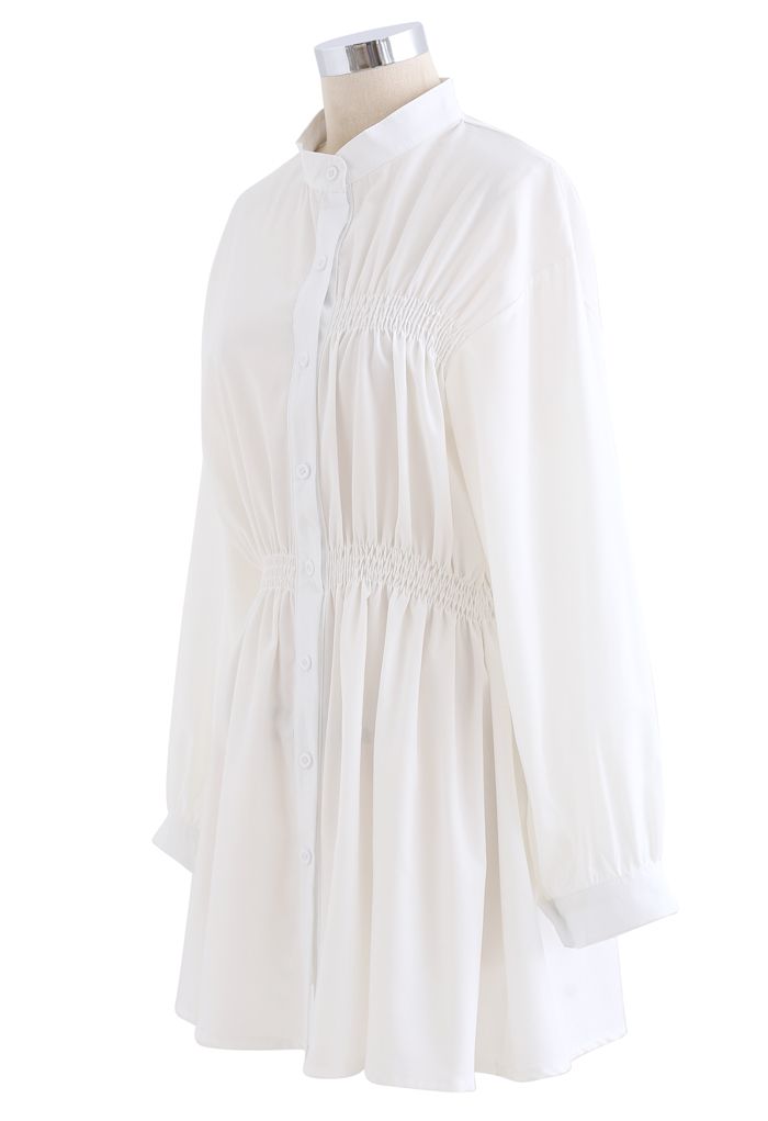 Asymmetrisches Shirred Button Down Shirt Kleid in Weiß