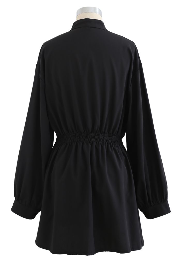 Asymmetrisches Shirred Button Down Shirt Kleid in Schwarz