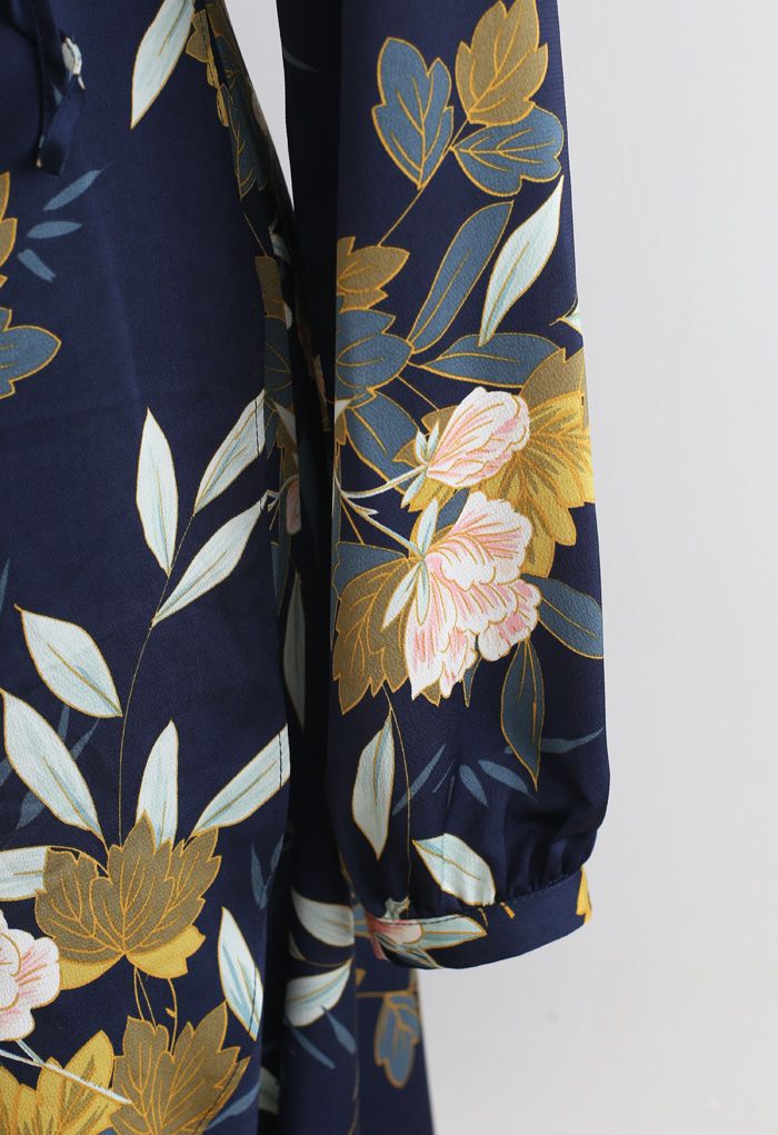 Marineblaues Wickelkleid mit Blumendruck zum Binden