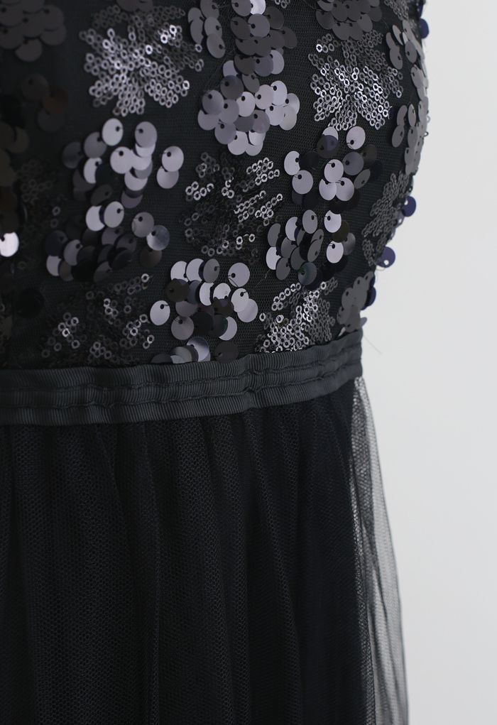 Pailletten-Cami-Kleid aus gerafftem Mesh in Schwarz