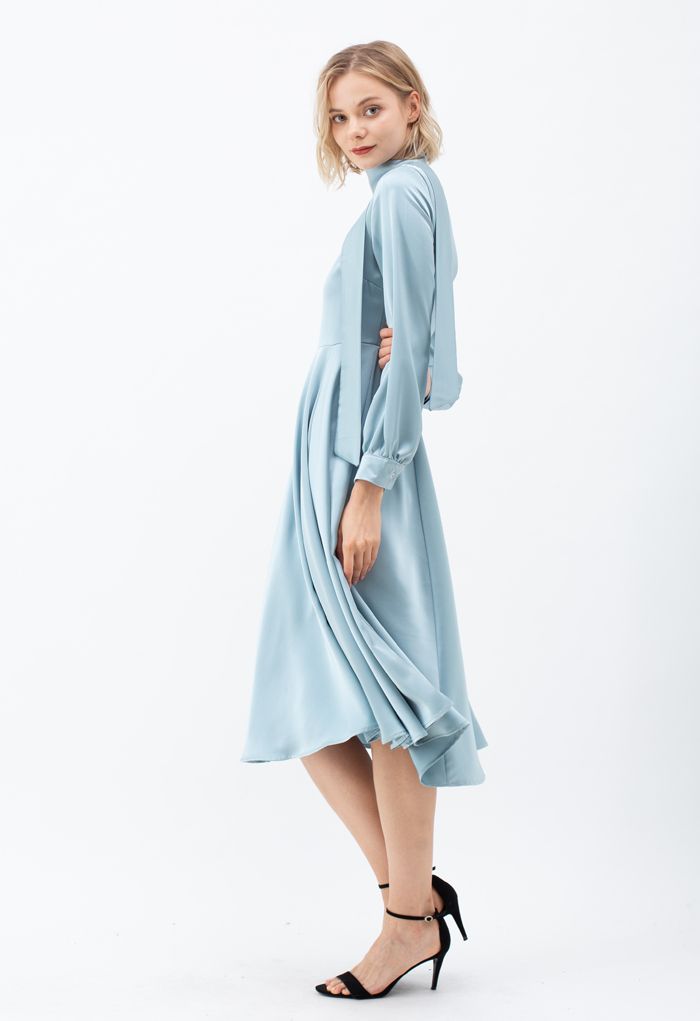Schal V-Neck Flare Midi Kleid in Blau