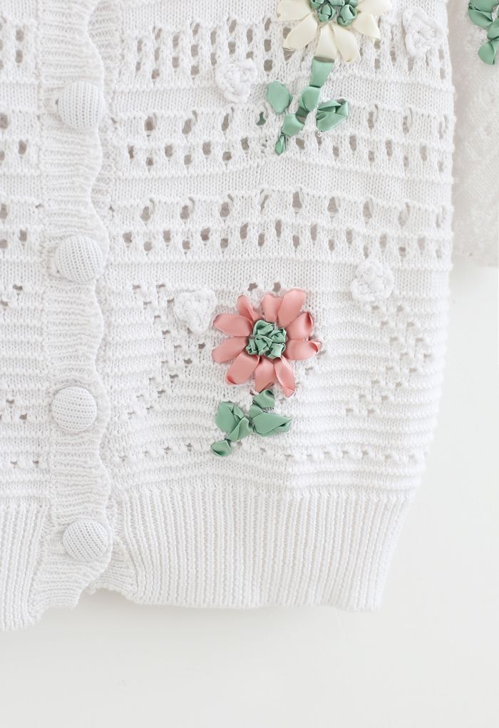 Handgestrickte Strickjacke mit Blumenösen in Weiß