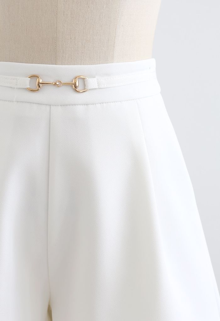 Horsebit Side Pockets Shorts in Weiß
