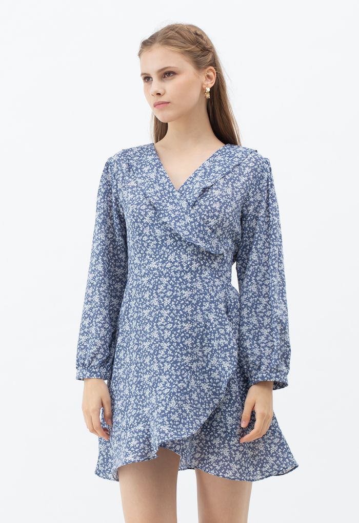 Winziges asymmetrisches Kleid mit Blumenkrawatten-Taille in Blau
