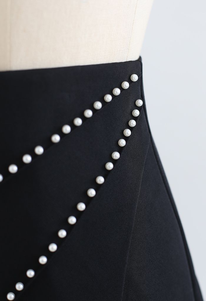 Perlen verzierter Flap Minirock in Schwarz