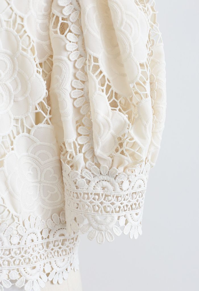 Blooming Flowers Crochet Bubble Sleeves Top in Creme
