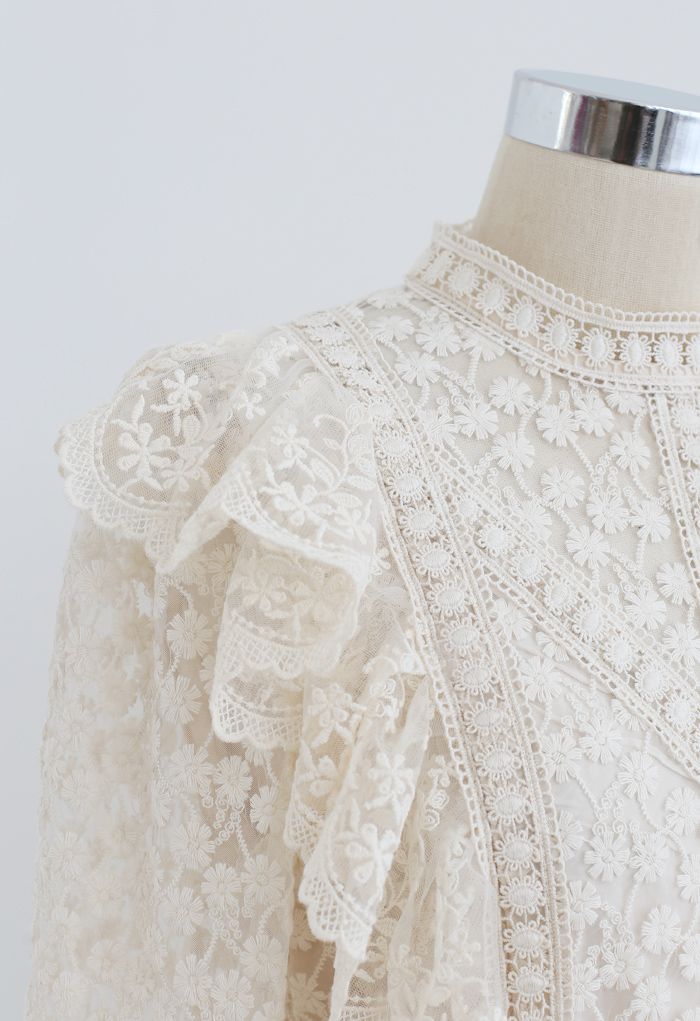 Voll von Daisy Embroidered Ruffle Mesh Midi Kleid in Elfenbein