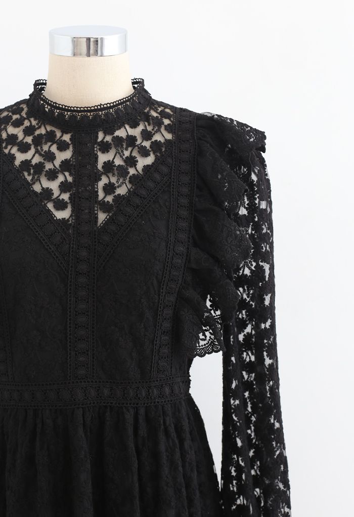 Voll von Daisy Embroidered Ruffle Mesh Midi Kleid in Schwarz