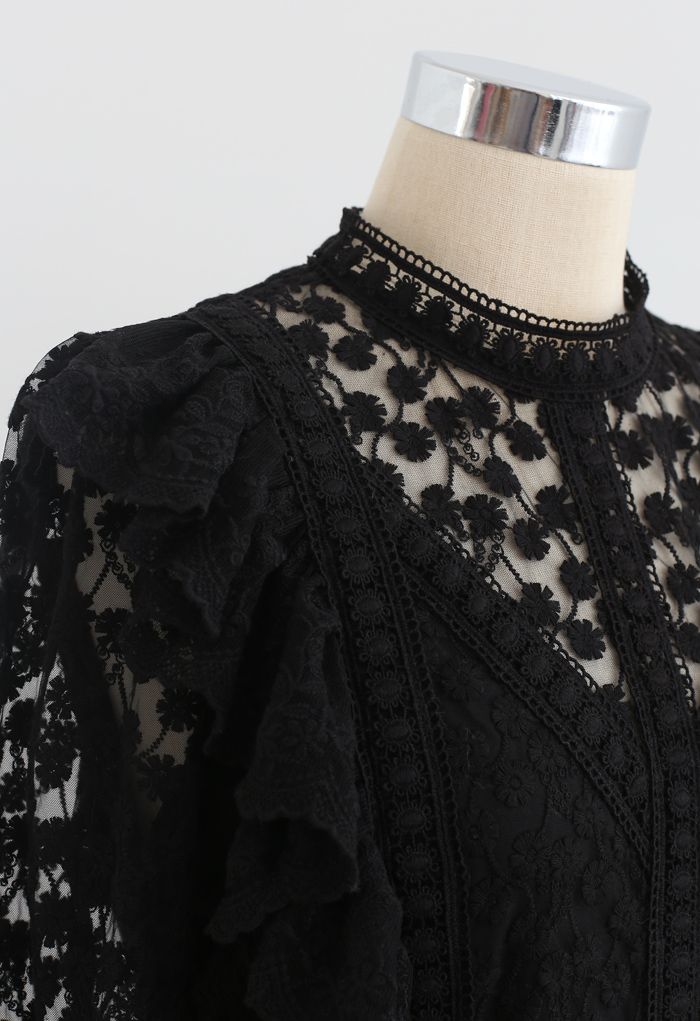 Voll von Daisy Embroidered Ruffle Mesh Midi Kleid in Schwarz