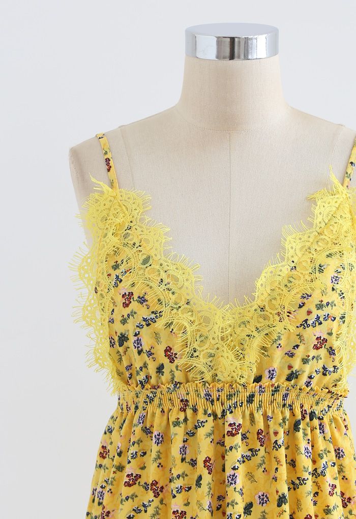 Tauchender Floret-Rüschen-Cami-Kleid mit V-Ausschnitt in Gelb