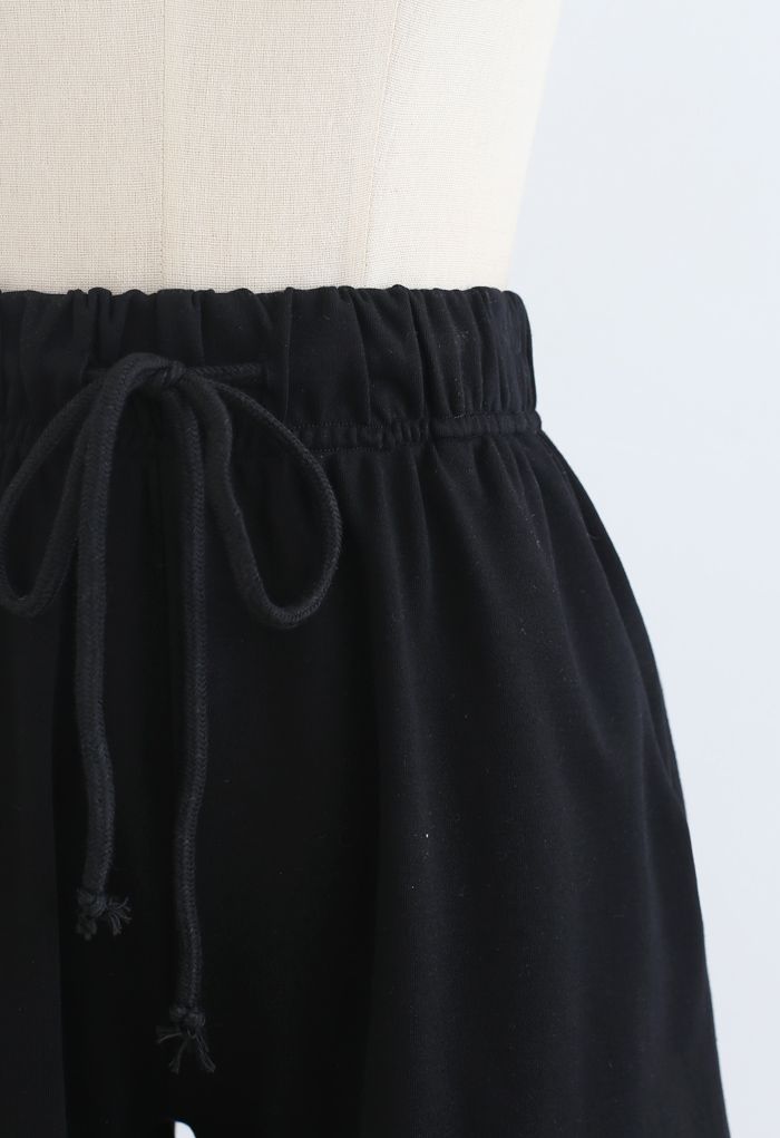 Gefaltete Saum Kordelzug Taschen Shorts in Schwarz