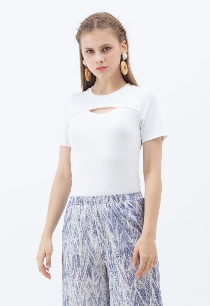 Front Cutout Pearls Fitted T-Shirt in Weiß