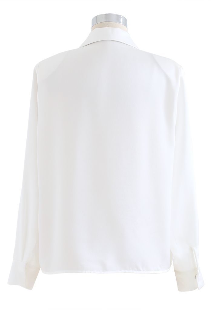 Gepolstertes Schulter-Satinhemd mit Kristallbrosche in Weiß