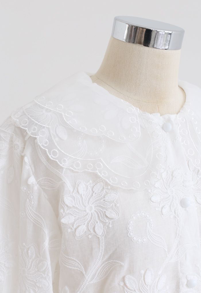 Feines besticktes Hemd mit Organza-Hals in Weiß