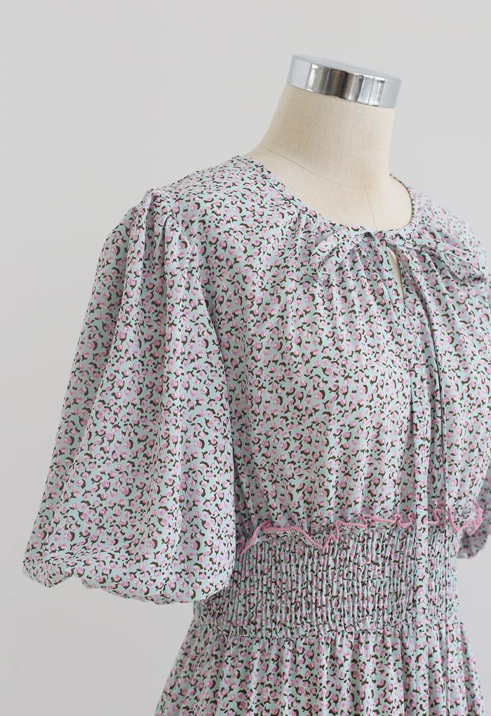 Rüschen Detail Ditsy Floral Shirred Kleid in Pink
