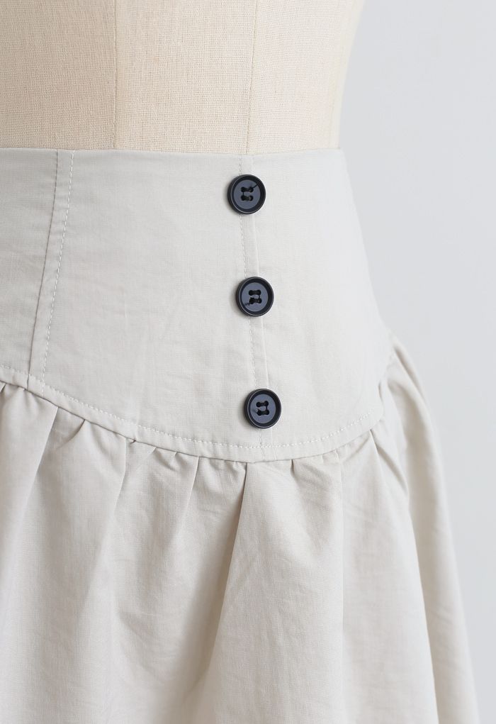 Hoch taillierter Minirock mit Knopfleiste aus Elfenbein