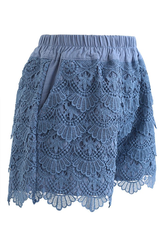 Scallop Crochet Overlay Shorts in Blau