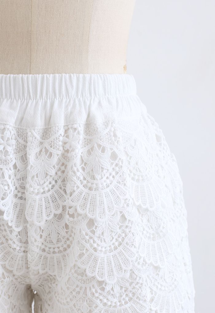 Scallop Crochet Overlay Shorts in Weiß