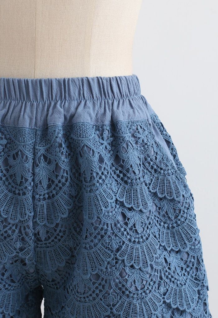 Scallop Crochet Overlay Shorts in Blau