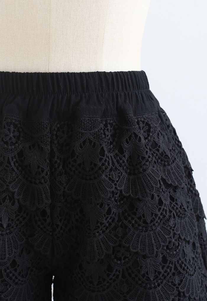 Scallop Crochet Overlay Shorts in Schwarz