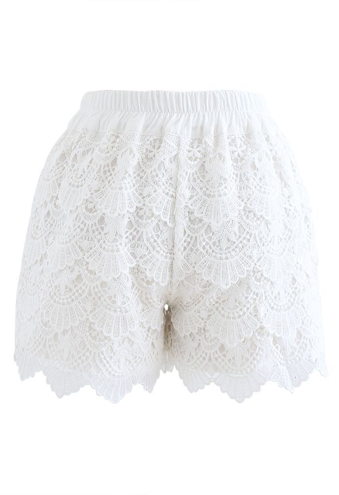 Scallop Crochet Overlay Shorts in Weiß