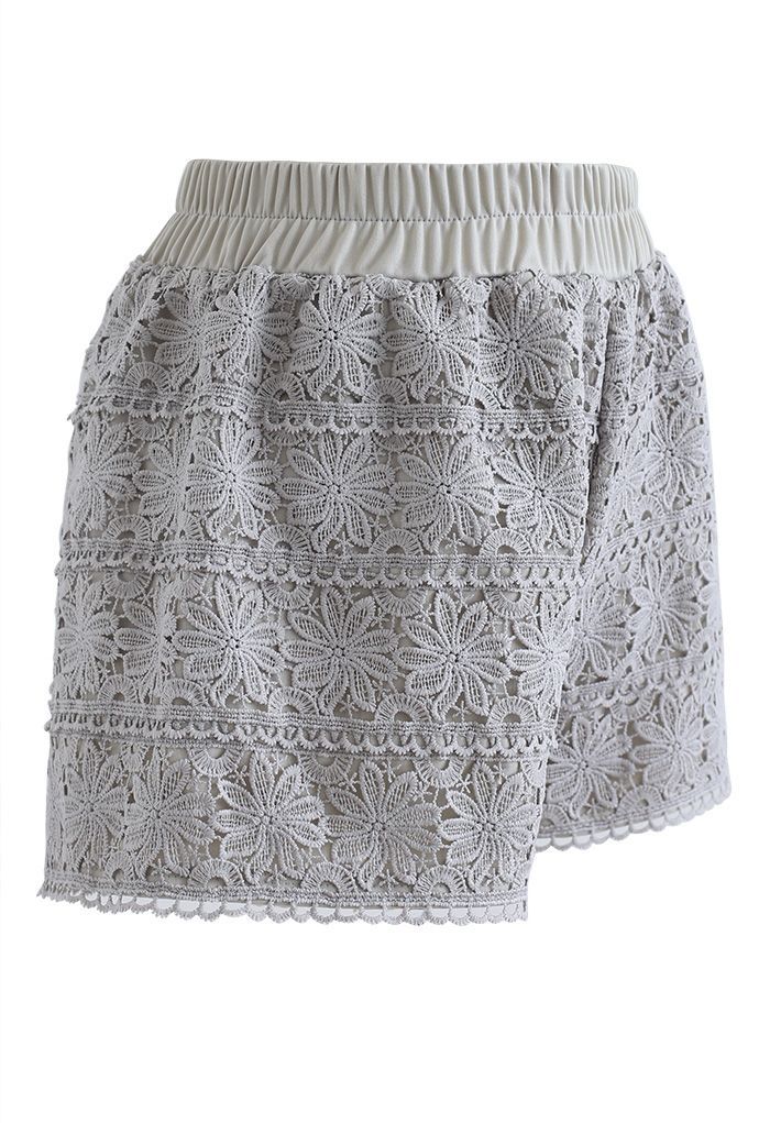 Sunflower Crochet Overlay Shorts in Erbsengrün