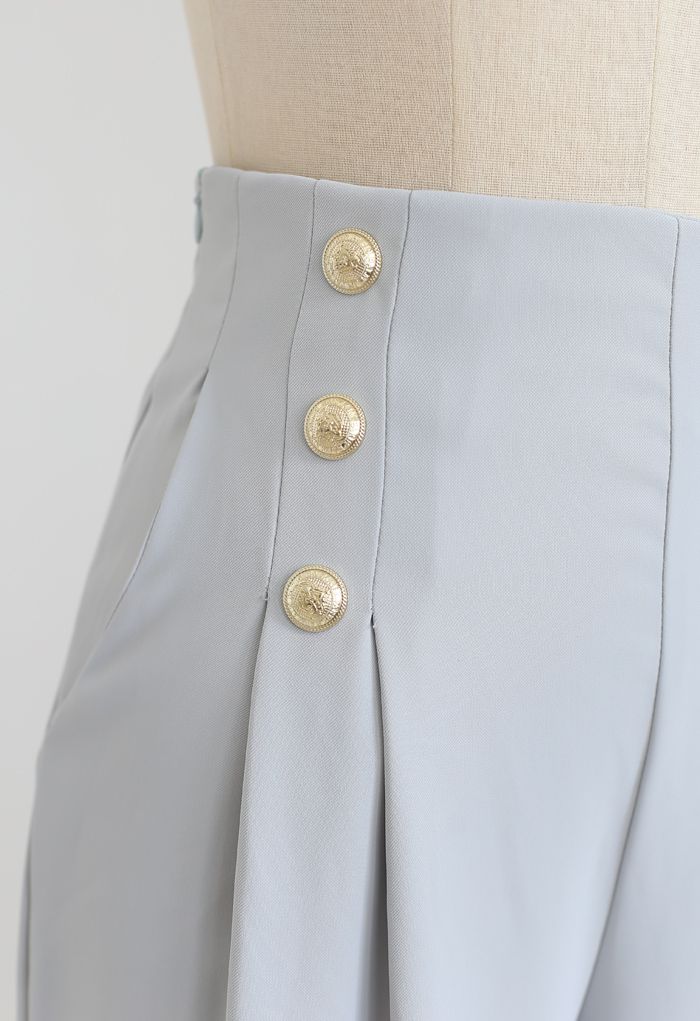 Golden Button verzierte plissierte Hose in Hellblau