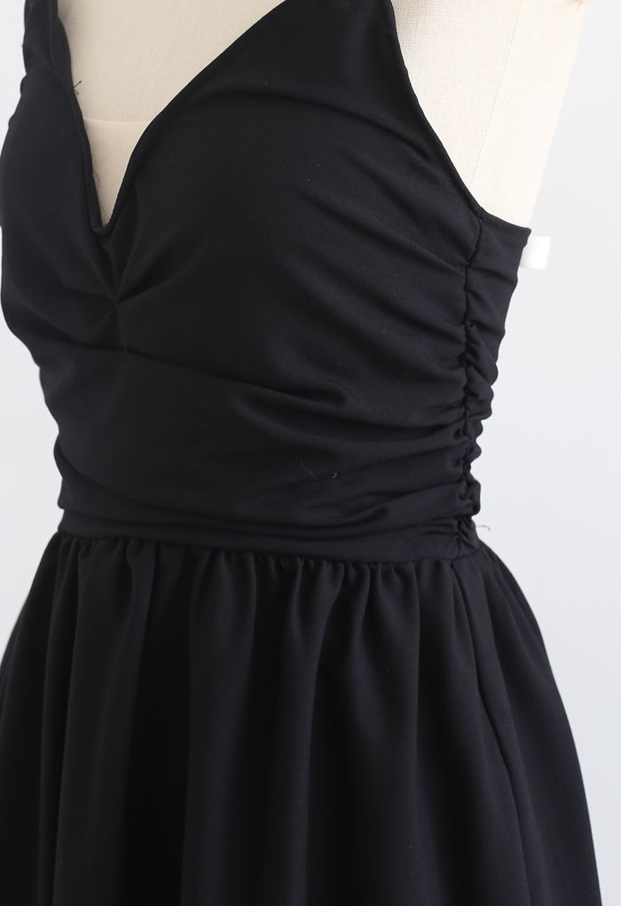 Kristall-Cami-Kleid mit offenem Rücken und V-Ausschnitt in Schwarz