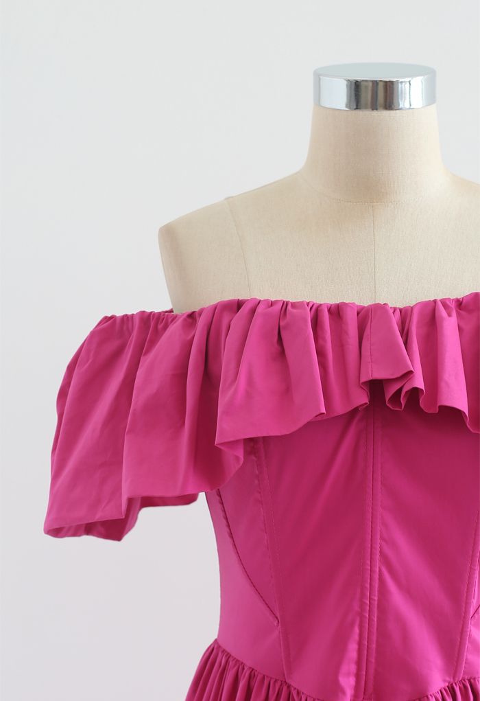 Asymmetrisches Kleid mit Rüschen ohne Schulterklappe in Magenta