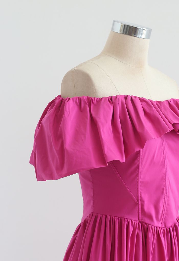 Asymmetrisches Kleid mit Rüschen ohne Schulterklappe in Magenta