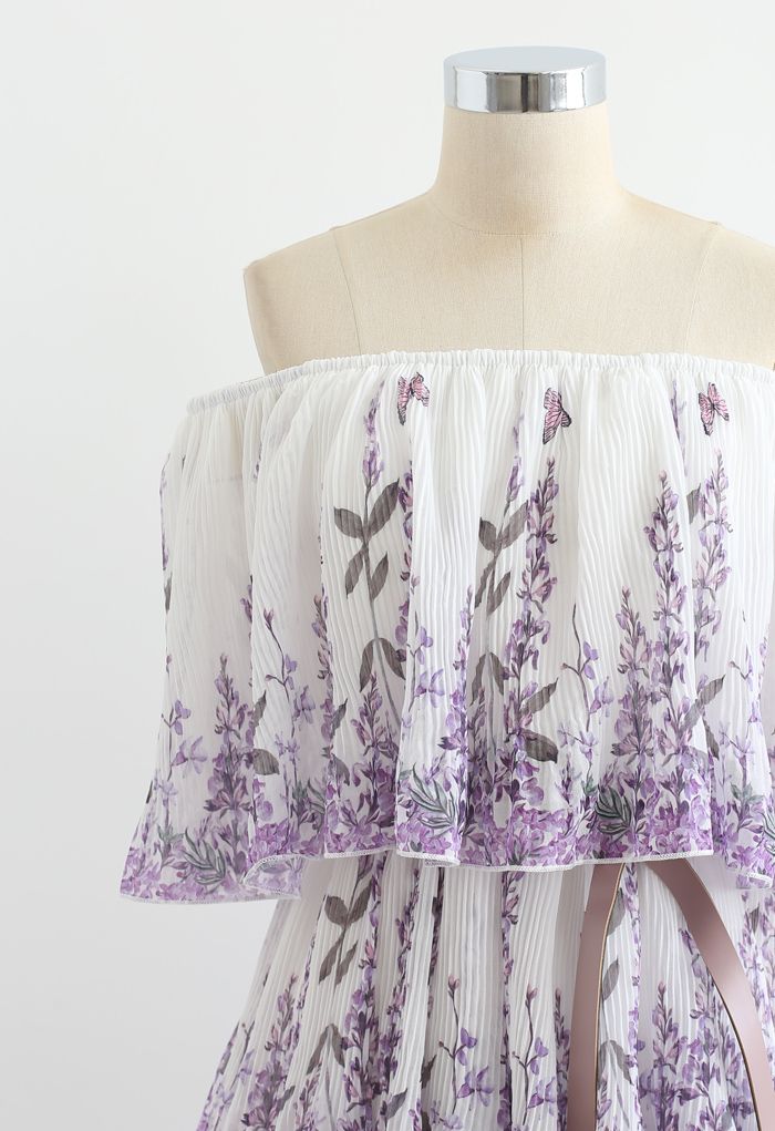 Lavendel bedrucktes plissiertes, schulterfreies, abgestuftes Kleid in Weiß