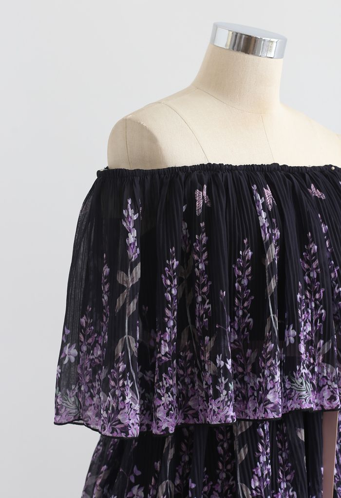 Lavendel bedrucktes plissiertes, schulterfreies, abgestuftes Kleid in Schwarz