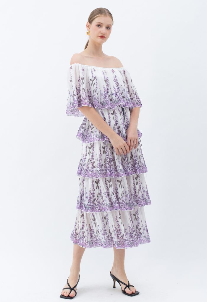 Lavendel bedrucktes plissiertes, schulterfreies, abgestuftes Kleid in Weiß