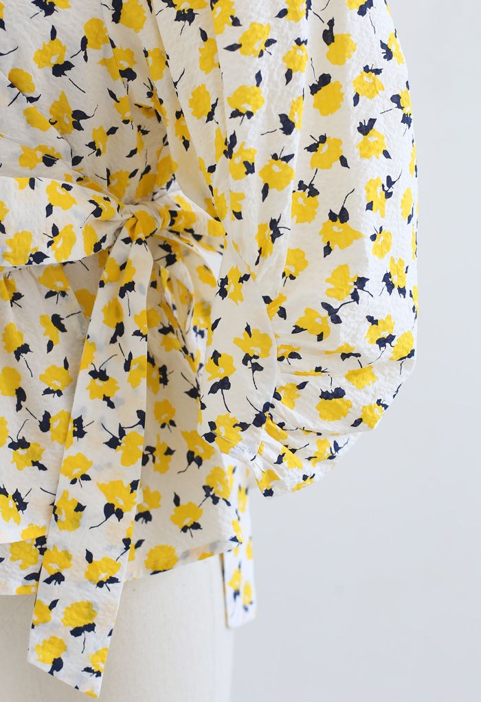 Gelbe Blumen Krawatte Taille Rüschen Wickeloberteil