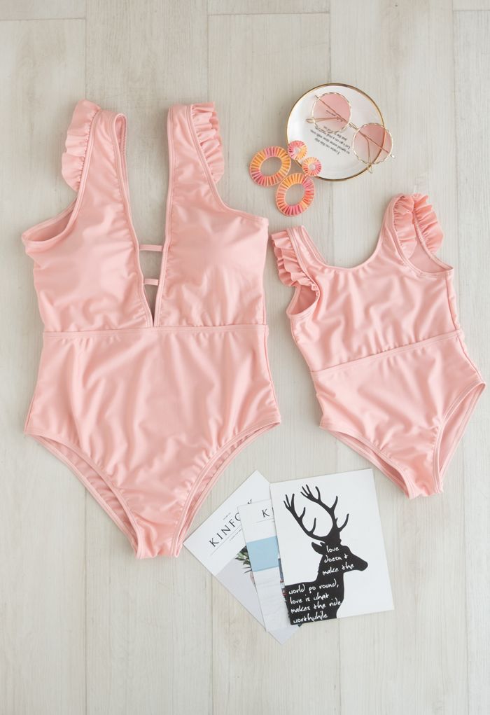 Solider Badeanzug mit rosa Rüschendetails für Mama und Kinder