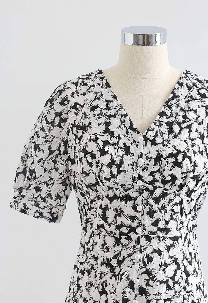Sanftes Blossom-Minikleid mit V-Ausschnitt und Knöpfen in Schwarz